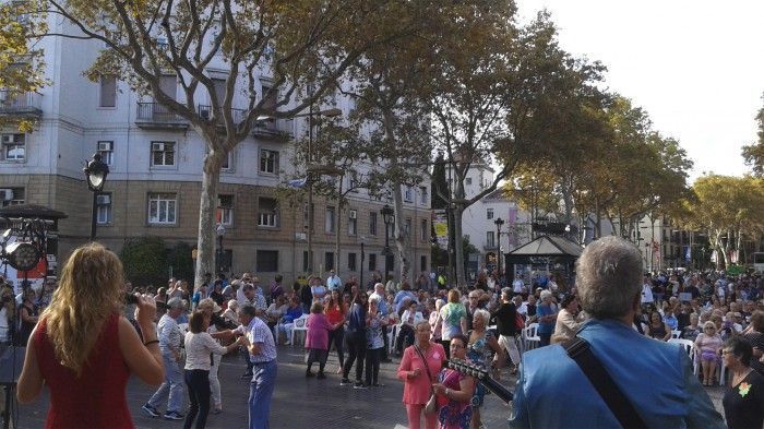 BARCELONA (Colom, Rambla, Port Vell) Ball Festa Gent Gran Disctricte Ciutat Vella amb Orgue de Gats Quartet · 07/10/2016