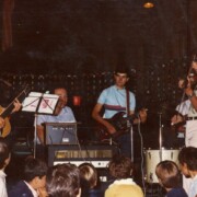 AVIÀ (Berguedà) Presentació oficial del grup Orgue de Gats a la plaça Padró · Festa Major 28/08/1981