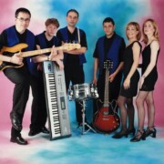 FOTO PROMOCIONAL Orgue de Gats (6 components) Jaume Fíguls (baix) Eduard Sardans (teclats) Jordi Prat (bateria) Toni Ortega (guitarra i veu) Sandra i Susanna (cantants).