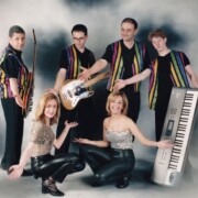 FOTO PROMOCIONAL Orgue de Gats (6 components) Jaume Fíguls (baix) Eduard Sardans (teclats) Jordi Prat (bateria) Toni Ortega (guitarra i veu) Sandra i Susanna (cantants).