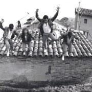 AVIÀ (Berguedà) Sessió fotogràfica promocional realitzada a la teulada del local d'assaig. Tríptic i pòster dècada dels 90