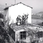 AVIÀ (Berguedà) Sessió fotogràfica promocional realitzada a la teulada del local d'assaig. Tríptic i pòster dècada dels 90