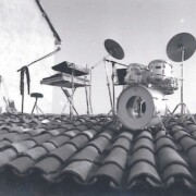 AVIÀ (Berguedà) Sessió fotogràfica promocional realitzada a la teulada del local d'assaig. Tríptic i pòster dècada dels 90