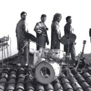 AVIÀ (Berguedà) Sessió fotogràfica promocional realitzada a la teulada del local d'assaig. Tríptic i pòster dècada dels 90
