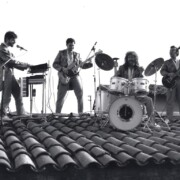 AVIÀ (Berguedà) Sessió fotogràfica promocional realitzada a la teulada del local d'assaig. Tríptic i pòster dècada dels 90