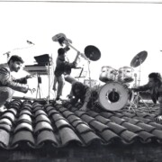 AVIÀ (Berguedà) Sessió fotogràfica promocional realitzada a la teulada del local d'assaig. Tríptic i pòster dècada dels 90