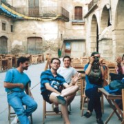 COPONS (Anoia) A la tarda abans del ball de festa major. Lluís Mas, Jaume Fíguls, Pere Farrés, Paco Narváez i Hipòlit Miró · Al fons un pòster Orgue de Gats · 15/08/1991