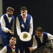 SESSIÓ FOTOGRÀFICA PROMOCIONAL · Nous components · Jaume Fíguls (Baix) Jordi Prat "Jembu" (Bateria) · Toni Ortega (Cantant i Guitarra) · Sergio Fidemraizer (Teclats) · 1994