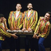 SESSIÓ FOTOGRÀFICA PROMOCIONAL · Nous components · Jaume Fíguls (Baix) Jordi Prat "Jembu" (Bateria) · Toni Ortega (Cantant i Guitarra) · Sergio Fidemraizer (Teclats) · 1994