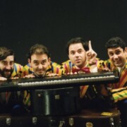 SESSIÓ FOTOGRÀFICA PROMOCIONAL · Nous components · Jaume Fíguls (Baix) Jordi Prat "Jembu" (Bateria) · Toni Ortega (Cantant i Guitarra) · Sergio Fidemraizer (Teclats) · 1994