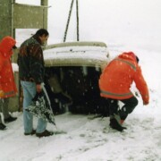 AVIÀ (Berguedà) Tarda de Cap d'Any de 1996 · Una forta nevada va fer que el Ford Escort del Jordi Prat quedés mal aparcat a prop del local d'assaig a on ens disposàvem a carregar per anar cap Andorra.