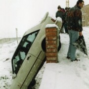 AVIÀ (Berguedà) Tarda de Cap d'Any de 1996 · Una forta nevada va fer que el Ford Escort del Jordi Prat quedés mal aparcat a prop del local d'assaig a on ens disposàvem a carregar per anar cap Andorra.