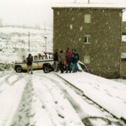 AVIÀ (Berguedà) Tarda de Cap d'Any de 1996 · Una forta nevada va fer que el Ford Escort del Jordi Prat quedés mal aparcat a prop del local d'assaig a on ens disposàvem a carregar per anar cap Andorra.