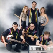 FOTO PROMOCIONAL Orgue de Gats (6 components) Jaume Fíguls (baix) Eduard Sardans (teclats) Jordi Prat (bateria) Toni Ortega (guitarra i veu) Sandra i Susanna (cantants).