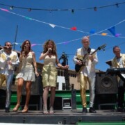 AQUARIUS Campanya d'anuncis per televisió i xarxes "los animadores del verano 2019" Imatges del rodatge al Poble Espanyol de Barcelona. Orgue de Gats en va ser un dels grups protagonistes.