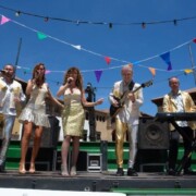 AQUARIUS Campanya d'anuncis per televisió i xarxes "los animadores del verano 2019" Imatges del rodatge al Poble Espanyol de Barcelona. Orgue de Gats en va ser un dels grups protagonistes.
