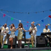 AQUARIUS Campanya d'anuncis per televisió i xarxes "los animadores del verano 2019" Imatges del rodatge al Poble Espanyol de Barcelona. Orgue de Gats en va ser un dels grups protagonistes.
