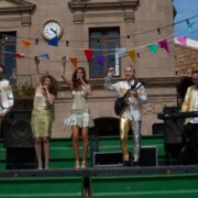 AQUARIUS Campanya d'anuncis per televisió i xarxes "los animadores del verano 2019" Imatges del rodatge al Poble Espanyol de Barcelona. Orgue de Gats en va ser un dels grups protagonistes.
