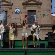AQUARIUS Campanya d'anuncis per televisió i xarxes "los animadores del verano 2019" Imatges del rodatge al Poble Espanyol de Barcelona. Orgue de Gats en va ser un dels grups protagonistes.
