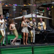 AQUARIUS Campanya d'anuncis per televisió i xarxes "los animadores del verano 2019" Imatges del rodatge al Poble Espanyol de Barcelona. Orgue de Gats en va ser un dels grups protagonistes.