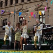 AQUARIUS Campanya d'anuncis per televisió i xarxes "los animadores del verano 2019" Imatges del rodatge al Poble Espanyol de Barcelona. Orgue de Gats en va ser un dels grups protagonistes.