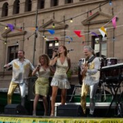 AQUARIUS Campanya d'anuncis per televisió i xarxes "los animadores del verano 2019" Imatges del rodatge al Poble Espanyol de Barcelona. Orgue de Gats en va ser un dels grups protagonistes.