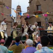 AQUARIUS Campanya d'anuncis per televisió i xarxes "los animadores del verano 2019" Imatges del rodatge al Poble Espanyol de Barcelona. Orgue de Gats en va ser un dels grups protagonistes.