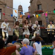 AQUARIUS Campanya d'anuncis per televisió i xarxes "los animadores del verano 2019" Imatges del rodatge al Poble Espanyol de Barcelona. Orgue de Gats en va ser un dels grups protagonistes.