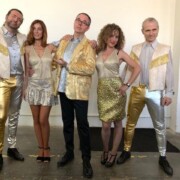 AQUARIUS Campanya d'anuncis per televisió i xarxes "los animadores del verano 2019" Imatges del rodatge al Poble Espanyol de Barcelona. Orgue de Gats en va ser un dels grups protagonistes.