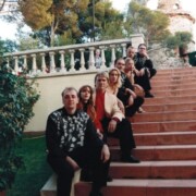 CASTELLDEFELS Caòtica sessió de fotos amb formació de 8 components que no vam arribar a fer ni una sola actuació. El fotògraf no era professional i anava begut. Els uniformes d'una orquestra desapareguda amb la meitat de components difunts.
