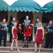 CASTELLDEFELS Caòtica sessió de fotos amb formació de 8 components que no vam arribar a fer ni una sola actuació. El fotògraf no era professional i anava begut. Els uniformes d'una orquestra desapareguda amb la meitat de components difunts.