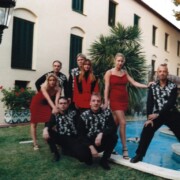 CASTELLDEFELS Caòtica sessió de fotos amb formació de 8 components que no vam arribar a fer ni una sola actuació. El fotògraf no era professional i anava begut. Els uniformes d'una orquestra desapareguda amb la meitat de components difunts.
