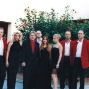CASTELLDEFELS Caòtica sessió de fotos amb formació de 8 components que no vam arribar a fer ni una sola actuació. El fotògraf no era professional i anava begut. Els uniformes d'una orquestra desapareguda amb la meitat de components difunts.