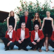 CASTELLDEFELS Caòtica sessió de fotos amb formació de 8 components que no vam arribar a fer ni una sola actuació. El fotògraf no era professional i anava begut. Els uniformes d'una orquestra desapareguda amb la meitat de components difunts.