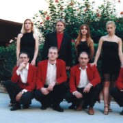 CASTELLDEFELS Caòtica sessió de fotos amb formació de 8 components que no vam arribar a fer ni una sola actuació. El fotògraf no era professional i anava begut. Els uniformes d'una orquestra desapareguda amb la meitat de components difunts.