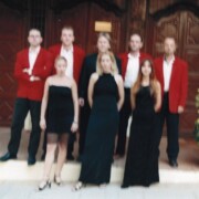 CASTELLDEFELS Caòtica sessió de fotos amb formació de 8 components que no vam arribar a fer ni una sola actuació. El fotògraf no era professional i anava begut. Els uniformes d'una orquestra desapareguda amb la meitat de components difunts.