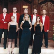 CASTELLDEFELS Caòtica sessió de fotos amb formació de 8 components que no vam arribar a fer ni una sola actuació. El fotògraf no era professional i anava begut. Els uniformes d'una orquestra desapareguda amb la meitat de components difunts.