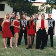 CASTELLDEFELS Caòtica sessió de fotos amb formació de 8 components que no vam arribar a fer ni una sola actuació. El fotògraf no era professional i anava begut. Els uniformes d'una orquestra desapareguda amb la meitat de components difunts.