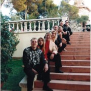CASTELLDEFELS Caòtica sessió de fotos amb formació de 8 components que no vam arribar a fer ni una sola actuació. El fotògraf no era professional i anava begut. Els uniformes d'una orquestra desapareguda amb la meitat de components difunts.