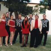 CASTELLDEFELS Caòtica sessió de fotos amb formació de 8 components que no vam arribar a fer ni una sola actuació. El fotògraf no era professional i anava begut. Els uniformes d'una orquestra desapareguda amb la meitat de components difunts.
