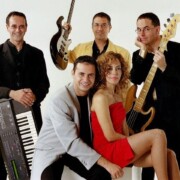 SESSIÓ FOTOGRÀFICA PROMOCIONAL 2004 · Jaume Fíguls (baix) Francesc sadurní (cantant) Sònia del Toro (cantant) Jordi Barreros (teclats) Marcel Grífol (guitarra i cantant)