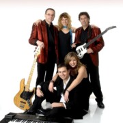 SESSIÓ FOTOGRÀFICA PROMOCIONAL · Jaume Fíguls (teclats) Francesc Sadurní (cantant) Marcel Grífol (cantant i guitarra) Sandra Martínez (cantant) Neus Pañart (cantant)