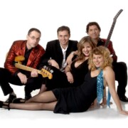 SESSIÓ FOTOGRÀFICA PROMOCIONAL · Jaume Fíguls (teclats) Francesc Sadurní (cantant) Marcel Grífol (cantant i guitarra) Sandra Martínez (cantant) Neus Pañart (cantant)