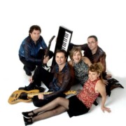SESSIÓ FOTOGRÀFICA PROMOCIONAL · Jaume Fíguls (teclats) Francesc Sadurní (cantant) Marcel Grífol (cantant i guitarra) Sandra Martínez (cantant) Neus Pañart (cantant)