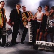 FOTO PROMOCIONAL · 6 components · Jordi Prat (bateria) Paco Granged (Cantant i guitarra) Jaume Fíguls (baix i veus rares) Cristina (Veus) Verònica (cantant) Cris (teclats)
