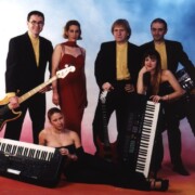 FOTO PROMOCIONAL · 6 components · Jordi Prat (bateria) Paco Granged (Cantant i guitarra) Jaume Fíguls (baix i veus rares) Cristina (Veus) Verònica (cantant) Cris (teclats)