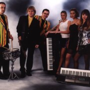 FOTO PROMOCIONAL · 6 components · Jordi Prat (bateria) Paco Granged (Cantant i guitarra) Jaume Fíguls (baix i veus rares) Cristina (Veus) Verònica (cantant) Cris (teclats)